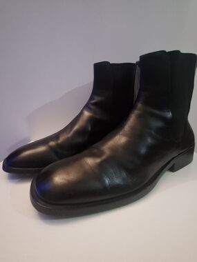 Gucci Black Leather Chelsea Boots with Sleek Profile